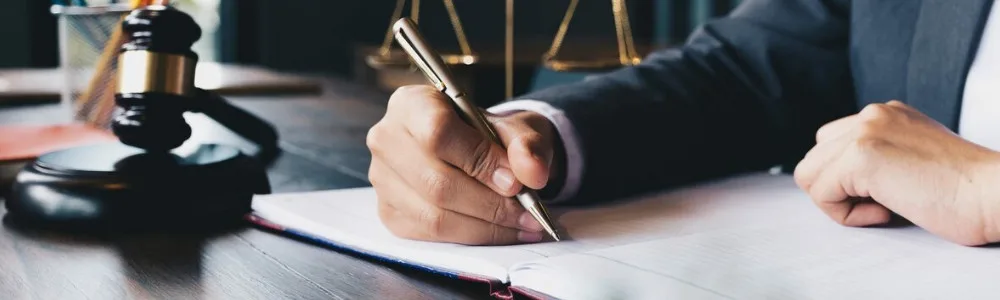 Административное право, рука с ручкой подписывает документ