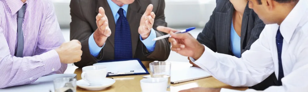 Гражданское право, люди решают проблемы, видны их руки